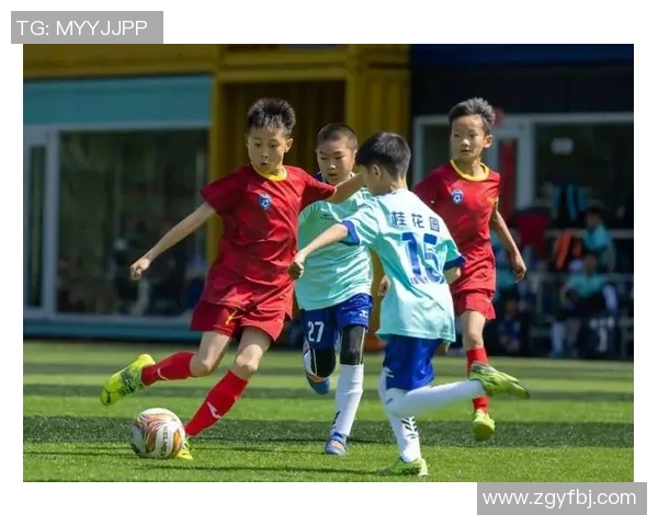 轻盈足球脚步舞动绿茵场展现青春活力与激情的完美结合